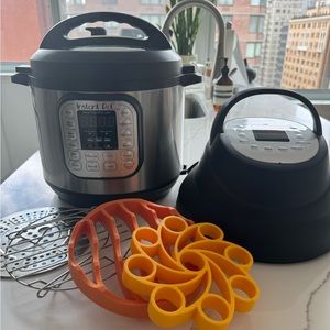 Instant Pot Bundle - with Air Fryer Lid + several inserts